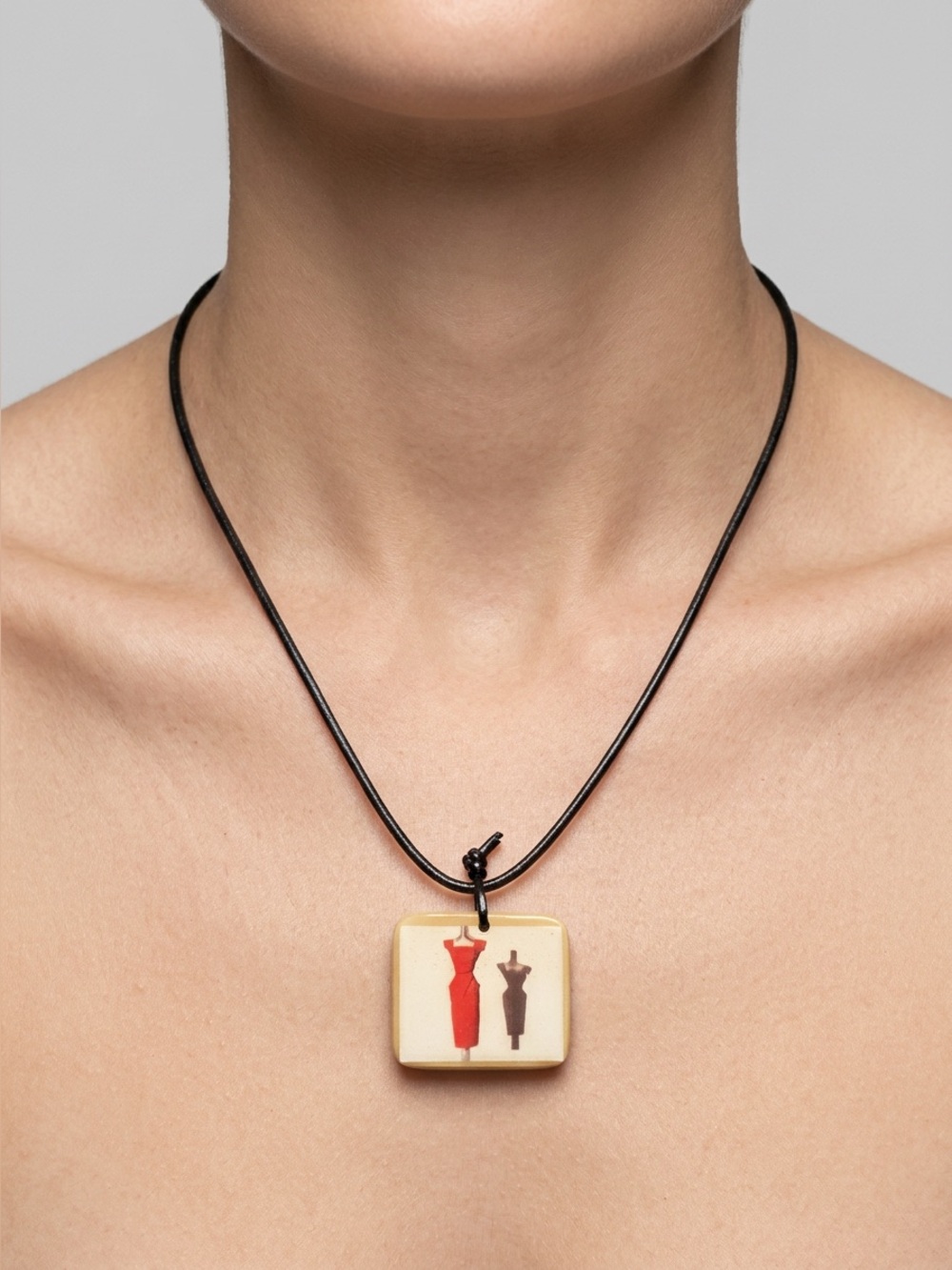 Vintage Bakelite Pendant Necklace with Fashion Silhouette